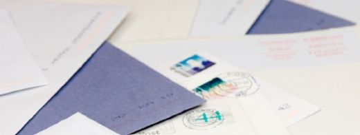Blauwe envelop tussen andere post
