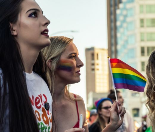 Mensen op de internationale dag tegen homo-, bi- en transfobie