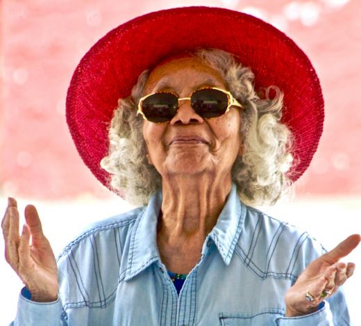 Oudere dame met hippe hoed en zonnebril