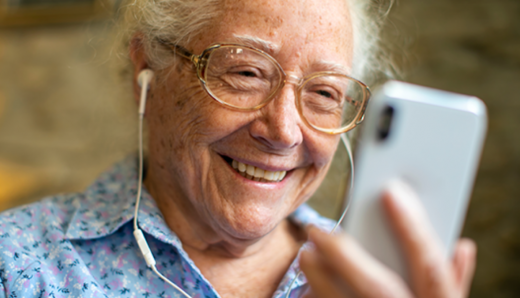 Oudere vrouw online beeldbellen mobiele telefoon ANBO