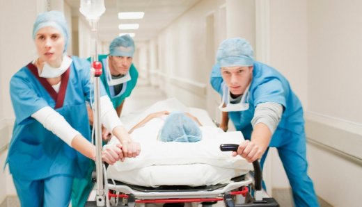 verpleegkundigen met brancard in ziekenhuis 