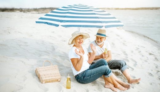 man en vrouw onder parasol op strand
