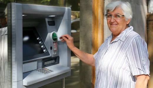 ANBO Prinsjesdag peiling 2020 - mevrouw bij geldautomaat